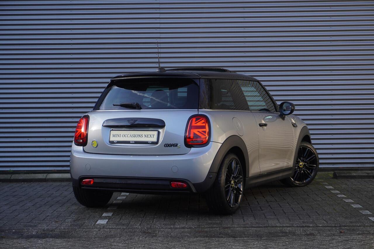 Mini Electric Cooper SE Classic Uitvoering | Glazen panoramadak | Harman-Kardon sound system | Piano Black Exterior pack | 17 inch LM Tentacle Spoke black