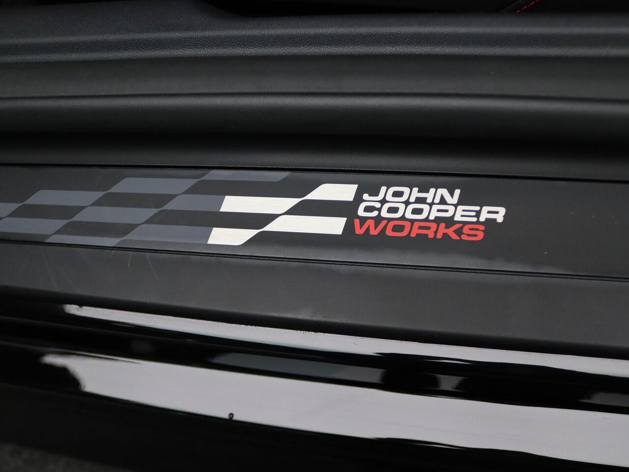 Mini Electric Cooper SE John Cooper Works + Pakket XL + Stuurwielrand Verwarmd + Panoramadak + Elektrisch Verstelbare John Cooper Works Sportstoelen + Driving Assistant Plus + Harman Kardon + 18''