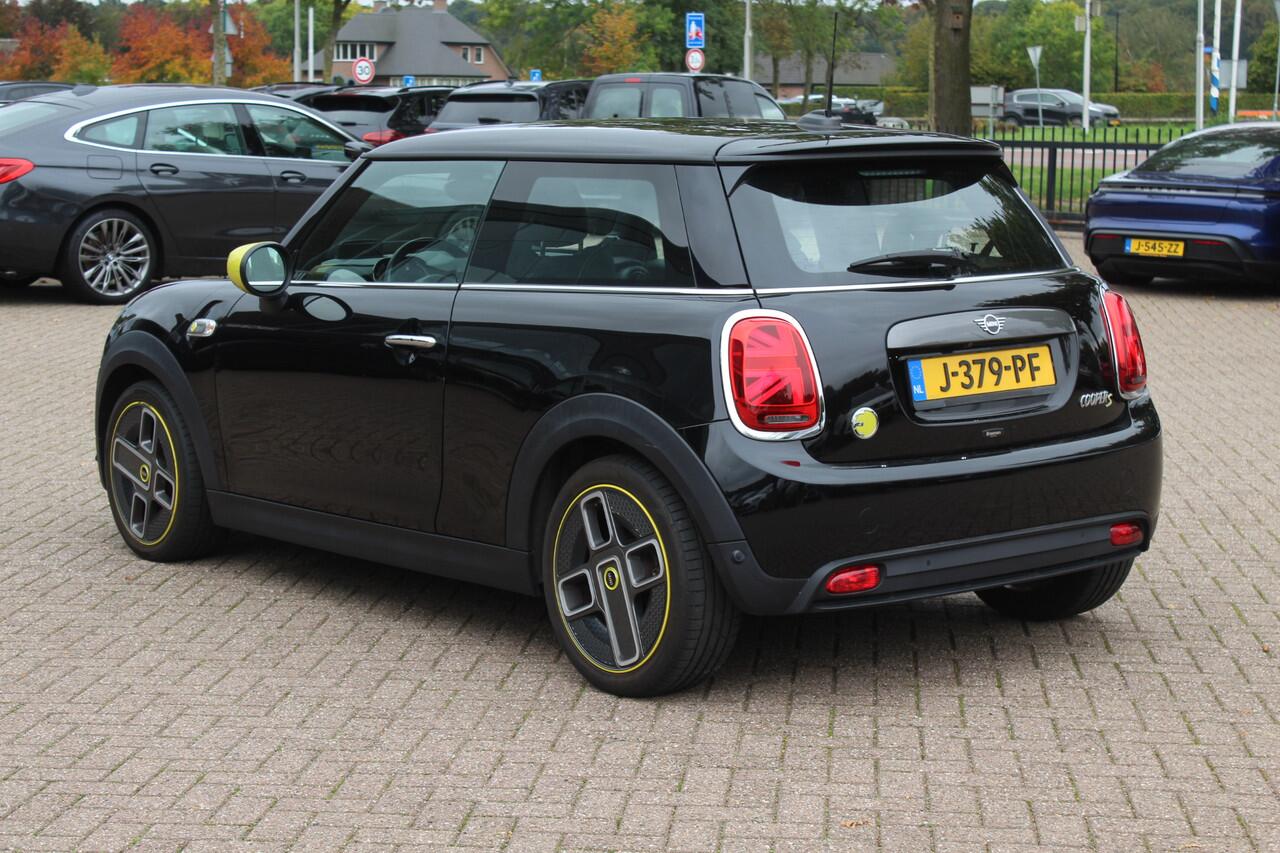 Mini Electric Mini Charged 33 kWh / SoH 95.8% / Camera / Head-up / Leder / Harman Kardon / Keyless / 17'' / CarPlay / Stoelverwarming / Matrix LED / DAB / Cruise Control