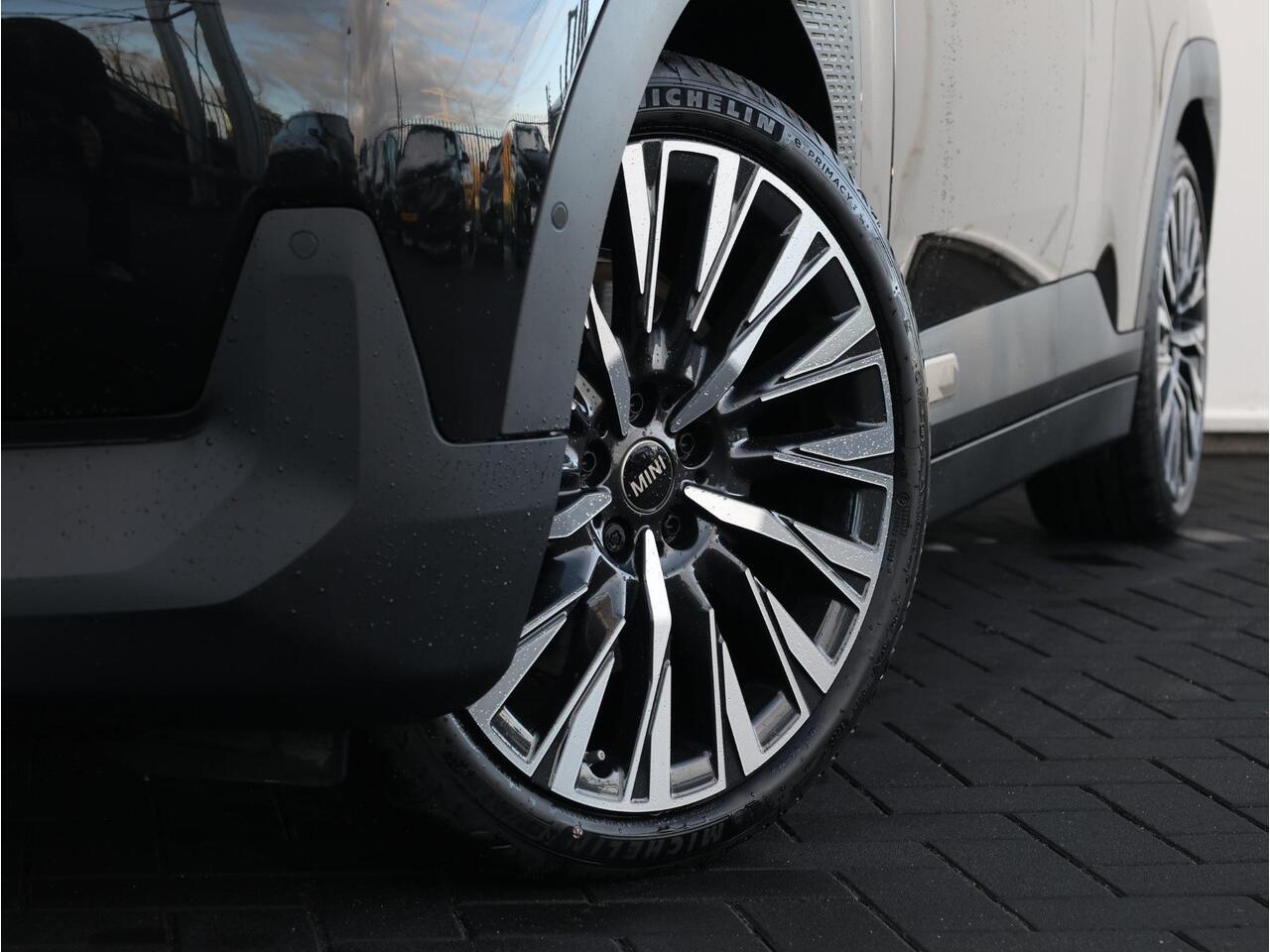 Mini Electric Mini Aceman SE Favoured XL 54.2 kWh Trekhaak Afneembaar/ Stuurwiel verwarmd/ Comfort Access/ Panoramadak/ Elektrische Stoelen met geheugen/ Driving Assistant Plus