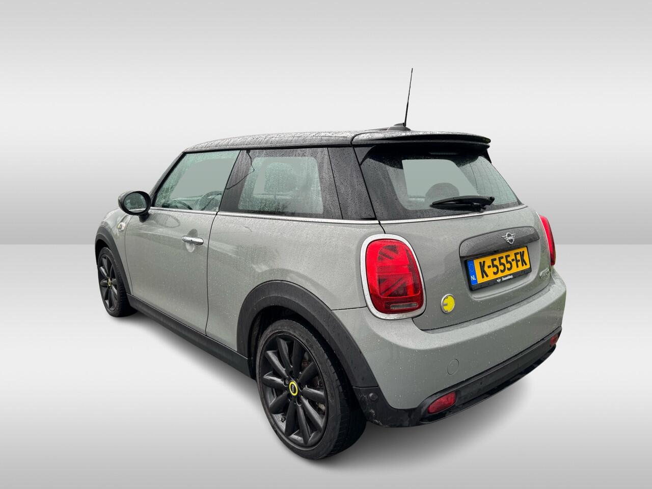 Mini Electric Mini Yours 33 kWh / SoH 95% / Full option! / Panoramadak / Camera / Head-up / Leder / Harman Kardon / Keyless / 17'' / CarPlay / Stoelverwarming / Matrix LED / DAB / Cruise Control