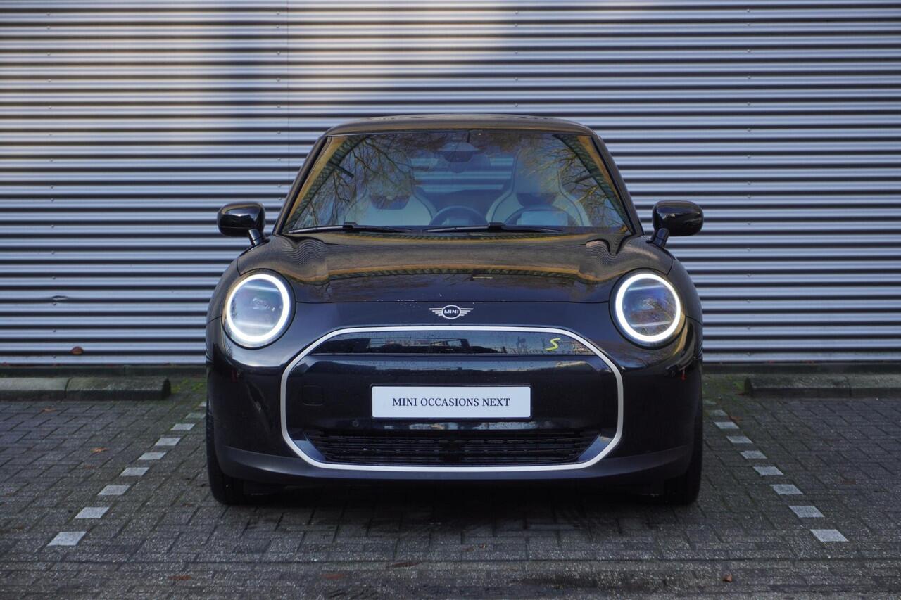 Mini Electric 3-deurs Cooper SE Favoured Trim | Pakket M | Stuurwielrand verwarmd | Glazen panoramadak | Driving Assistant | Parking Assistant | MINI Head-Up Display