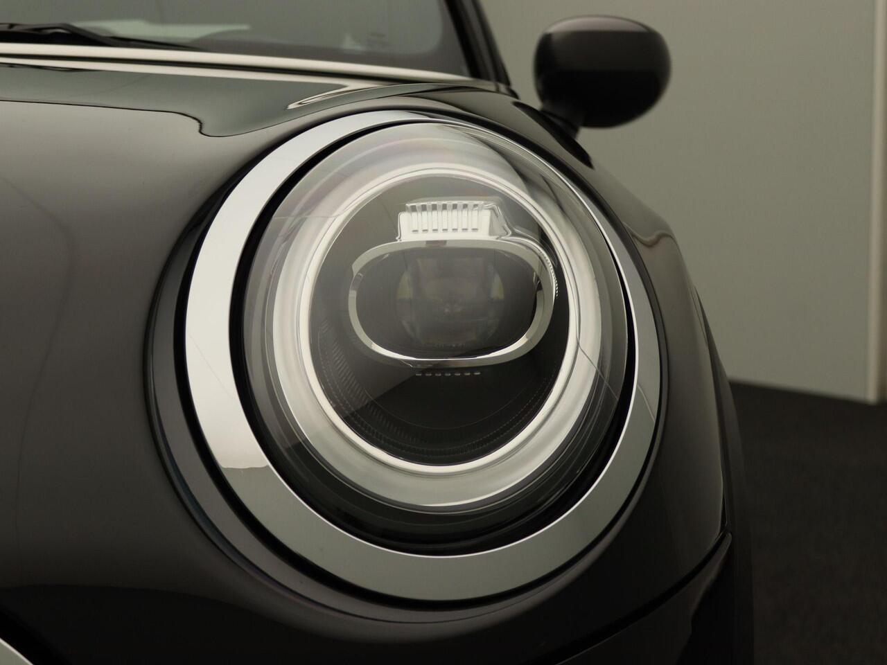 Mini Electric Essential + Interior Style MINI Dark + Achteruitrijcamera + Sportstoelen + LED + 17''