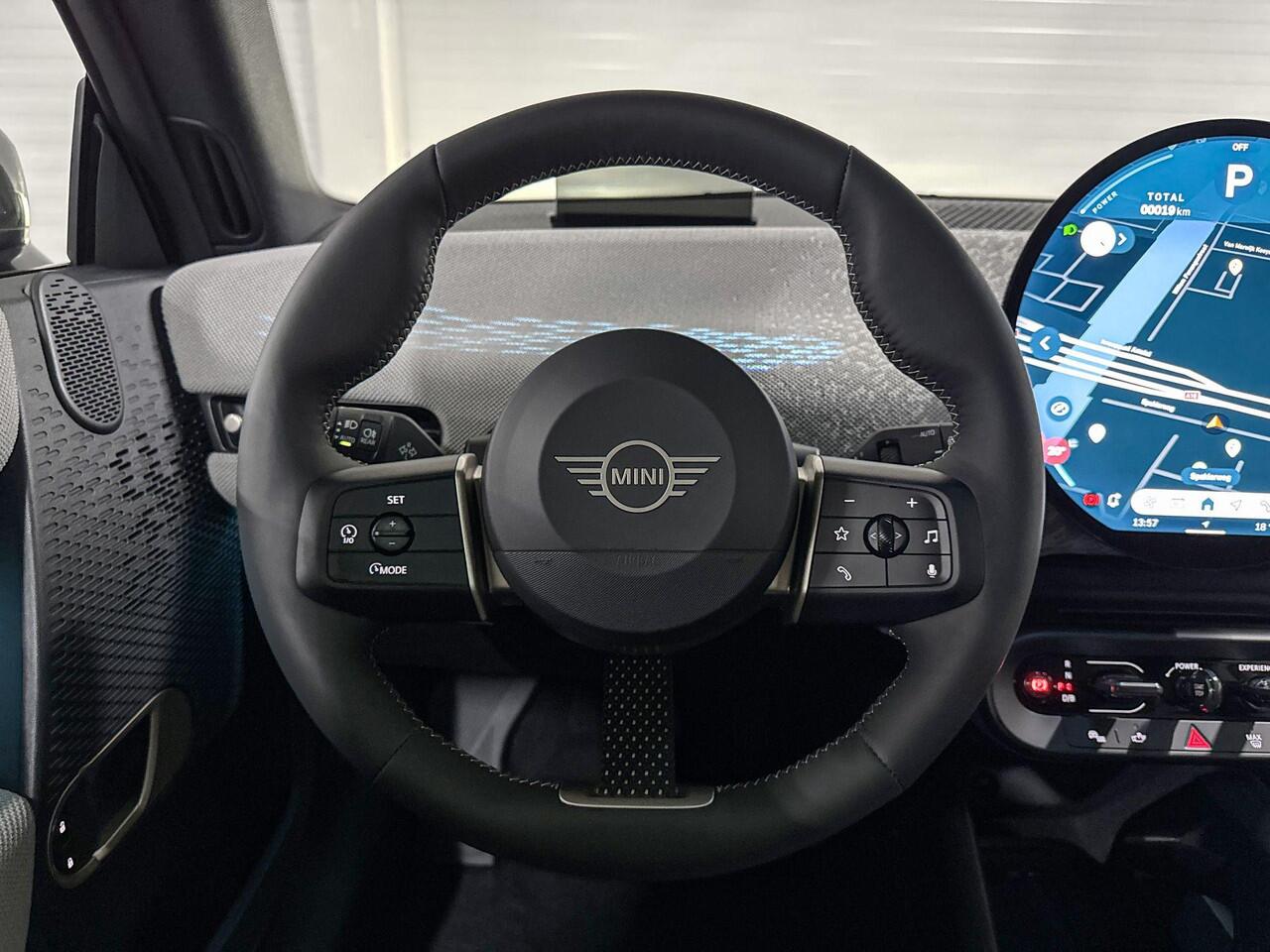 Mini Electric Cooper SE | Favoured Uitvoering | Pakket M | 18" Night Flash Spoke 2-tone