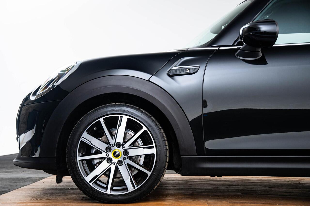 Mini Electric 33 kWh Cruise Control - Driving assistant - Comfort Access - Elektrisch inklapbare buitenspiegels - Elektrisch verwarmbare voorstoelen - Binnenlichtpakket - Warmtepomp - Regensensor