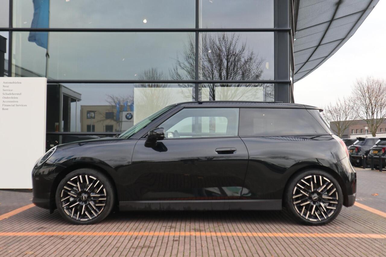 Mini Electric Cooper SE | Favoured Pakket XL | Glazen Panoramadak | Stuur- en stoelverwarming | Harman/Kardon | Head-Up Display | Active Cruise Control | Elektrisch verstelbare, lederen stoelen | NEXT