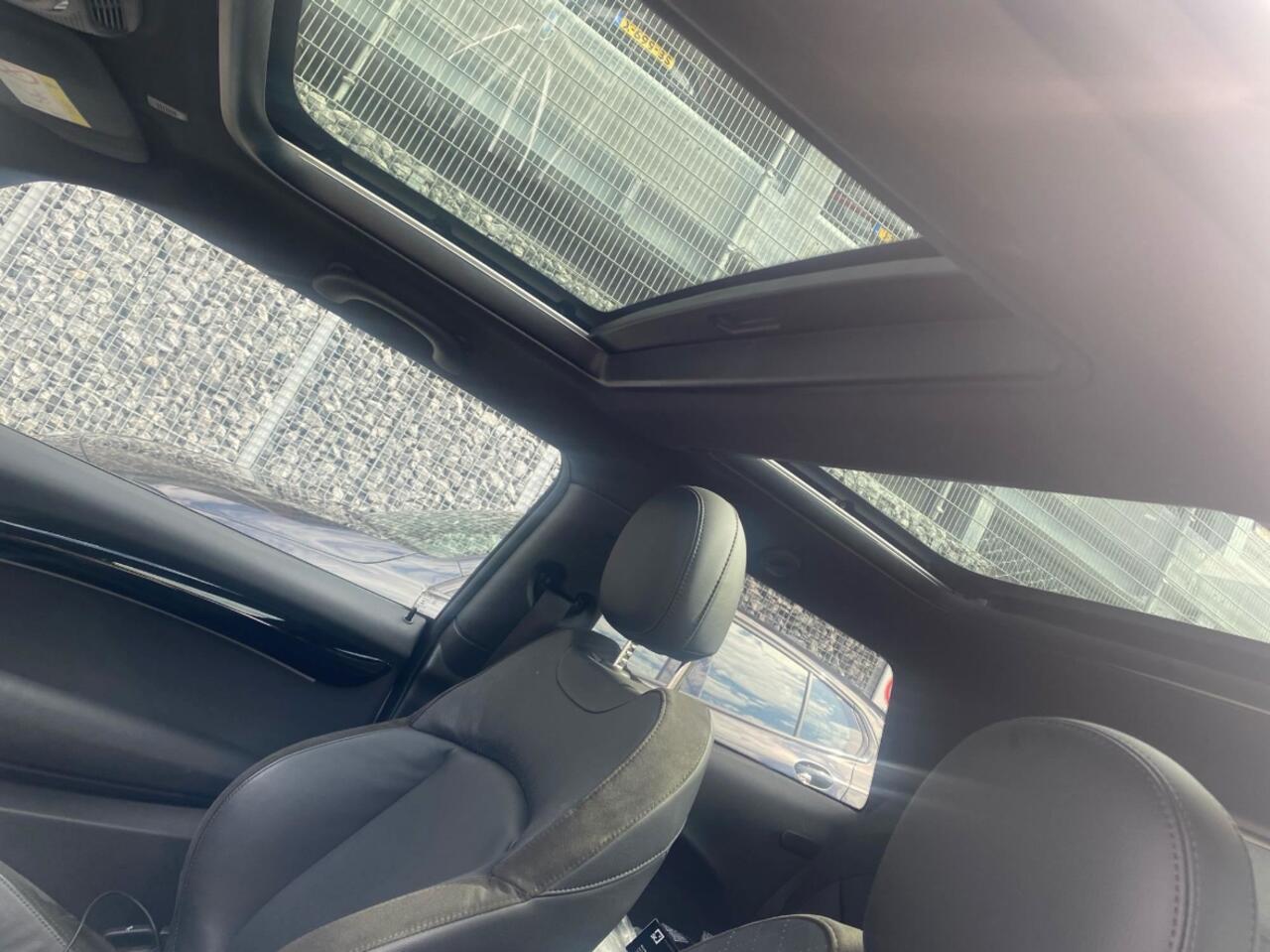 Mini Electric Mini Business Edition 33 kWh / Panoramadak / Leder / Keyless / 17'' / CarPlay / Navigatie / Stuur+Stoelverwarming / Cruise Control / LED Koplampen