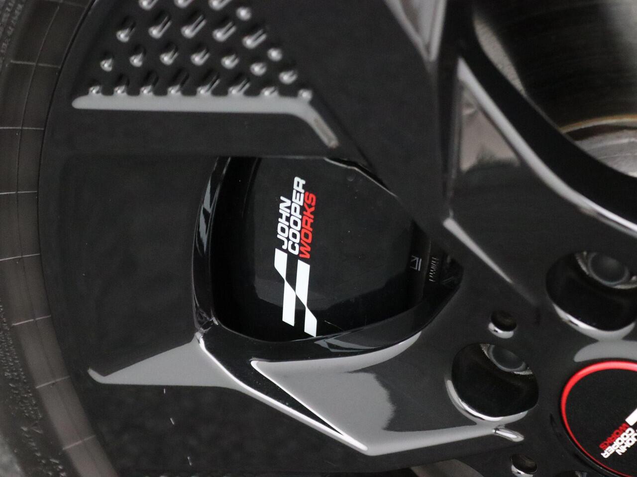 Mini Electric Aceman SE John Cooper Works Uitvoering + Pakket M + Stuurwielrand Verwarmd + Panoramadak + Driving Assistant + Parking Assistant + Head-Up Display + 18''