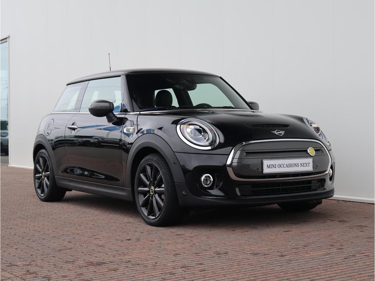 Mini Electric Mini Charged 33 kWh Harman Kardon/ Comfort Access/ Achteruitrijcamera/ Parkeersensoren voor én achter/ Climate Control/ Stoelverwarming/ LED koplampen