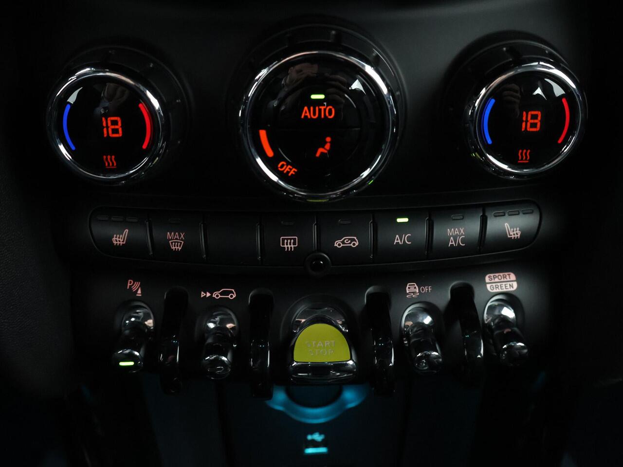 Mini Electric Cooper S Charged 33 kWh ACCU 97% (184 PK) | Navigatie | Stoelverwarming | 1e eigenaar |