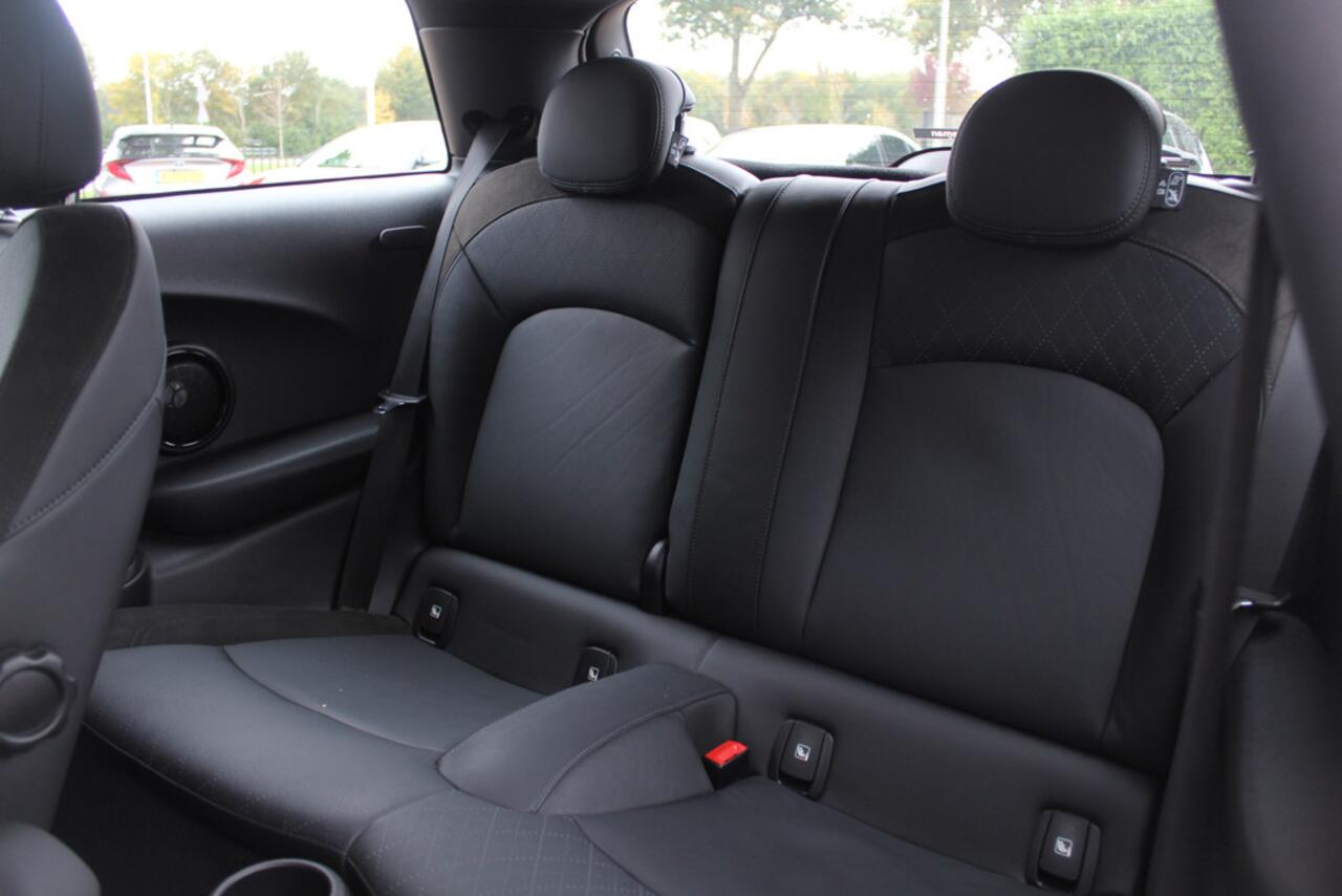 Mini Electric Mini Charged 33 kWh / SOH 95.1% / Camera / Head-up / Leder / Harman Kardon / Keyless / 17'' / CarPlay / Stoelverwarming / Matrix LED / DAB / Cruise Control