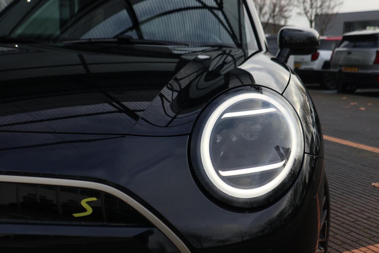 Mini Electric Cooper SE | Favoured Pakket XL | Glazen Panoramadak | Stuur- en stoelverwarming | Harman/Kardon | Head-Up Display | Active Cruise Control | Elektrisch verstelbare, lederen stoelen | NEXT