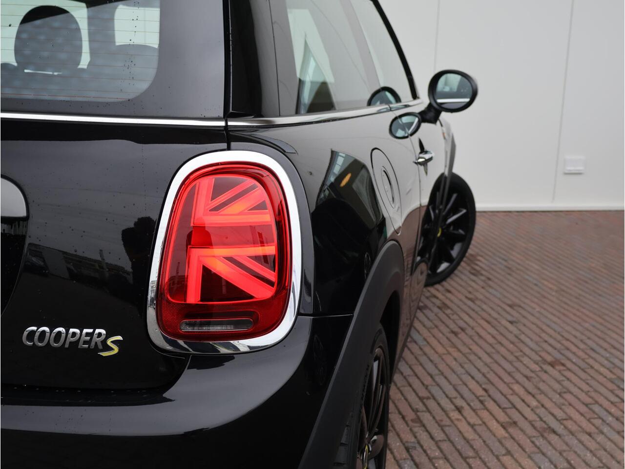 Mini Electric Mini Charged 33 kWh Harman Kardon/ Comfort Access/ Achteruitrijcamera/ Parkeersensoren voor én achter/ Climate Control/ Stoelverwarming/ LED koplampen