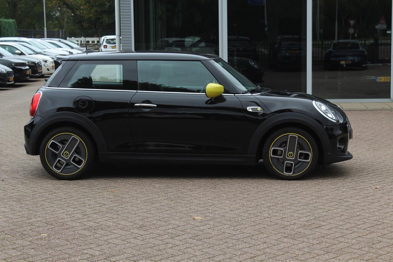Mini Electric Mini Charged 33 kWh / SoH 95.8% / Camera / Head-up / Leder / Harman Kardon / Keyless / 17'' / CarPlay / Stoelverwarming / Matrix LED / DAB / Cruise Control