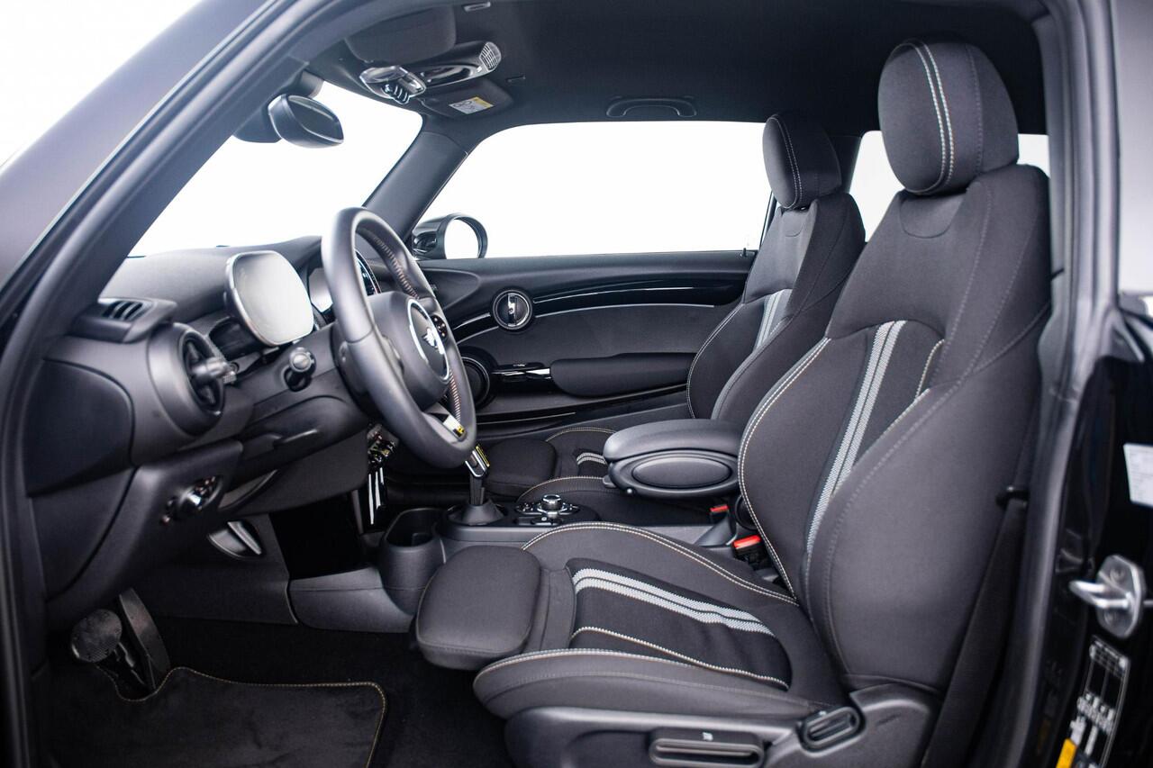 Mini Electric 33 kWh Cruise Control - Driving assistant - Comfort Access - Elektrisch inklapbare buitenspiegels - Elektrisch verwarmbare voorstoelen - Binnenlichtpakket - Warmtepomp - Regensensor