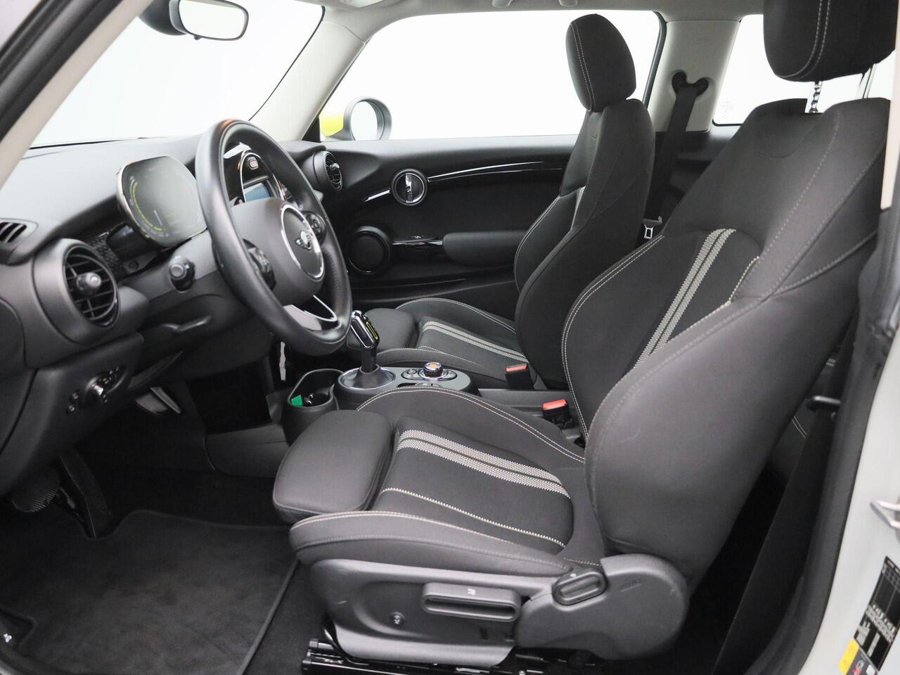 Mini Electric Mini Essential 33 kWh | Stoelverwarming | Camera | PDC Achter | Full-Map Navigatie | LED-Verlichting | Sportstoelen | Apple Carplay & Android Auto