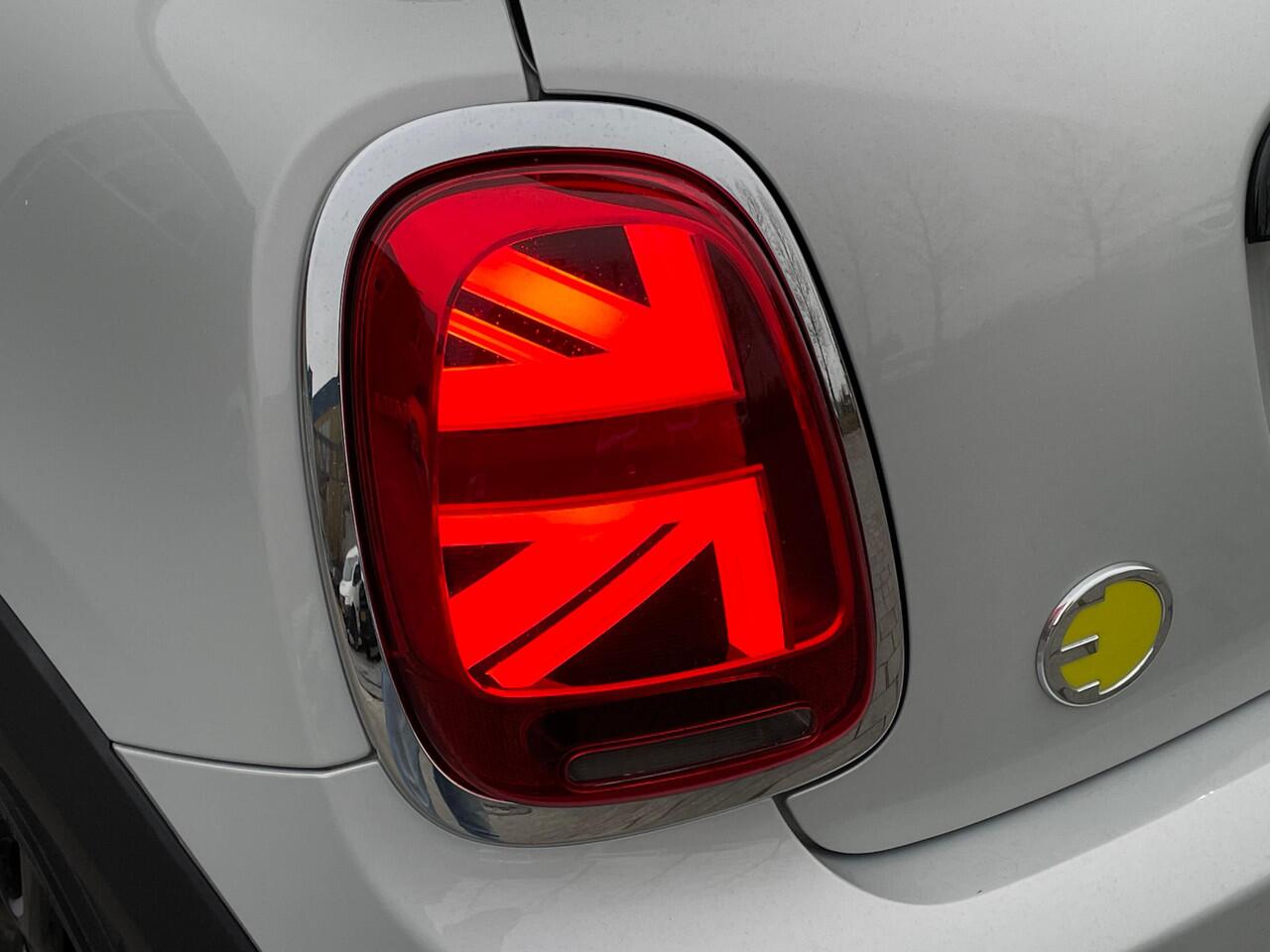 Mini Electric Classic 33 kWh | LED | Apple Carplay & Android Auto | Cruise | Parkeersensoren | Climate Control |