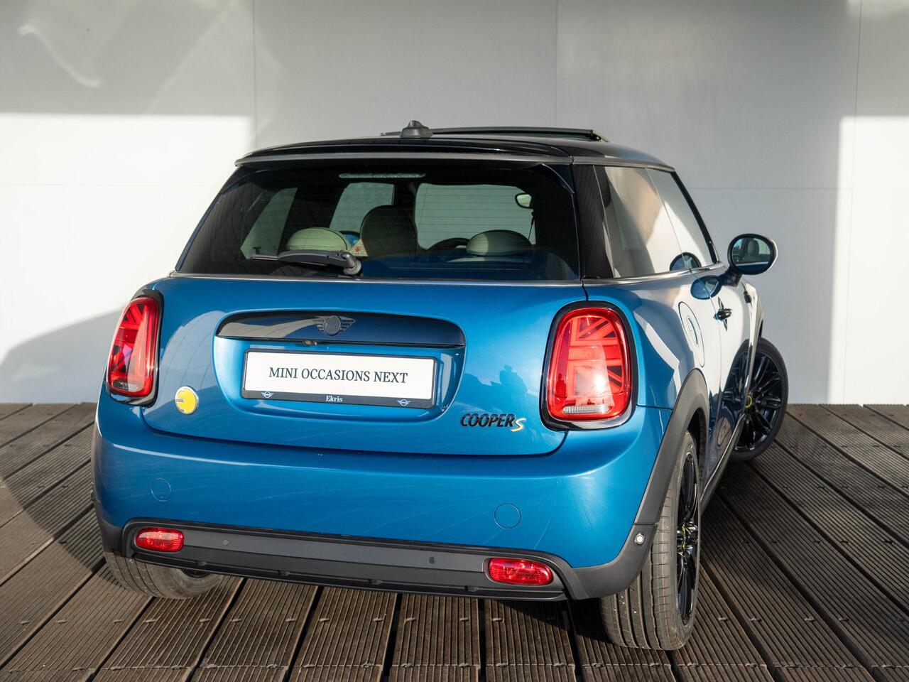 Mini Electric Cooper SE Collection + Glazen Panoramadak + Chester Leder + Achteruitrijcamera + HUD + Stuur- en stoelverwarming