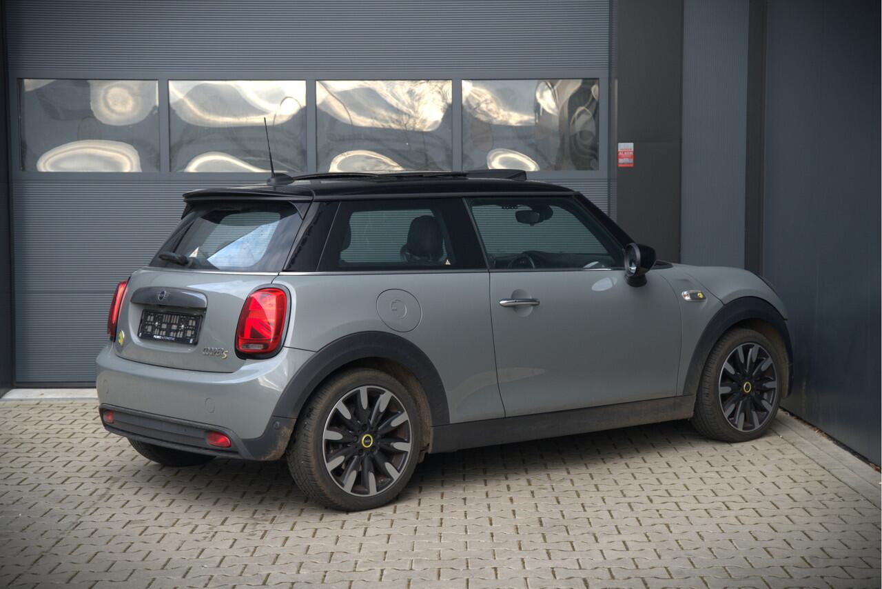 Mini Electric Mini Yours 33 kWh | Panoramadak | Harman Kardon | Head-Up Display | Union Jack | Black Pack | BTW | Stoelverwarming | Keyless | Apple Carplay | Navigatie | Camera | Parkeersensoren | Warmtepomp | Leer | Cruise