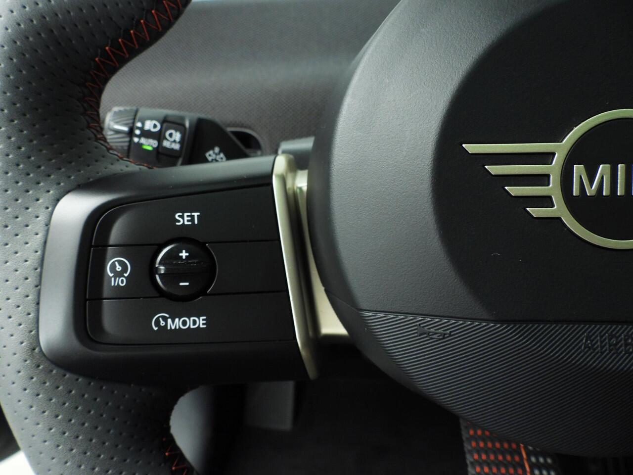 Mini Electric 3-deurs Cooper SE John Cooper Works Panoramadak / Head-up / Park assist / JCW Stoelen / Alu wielen 18 inch