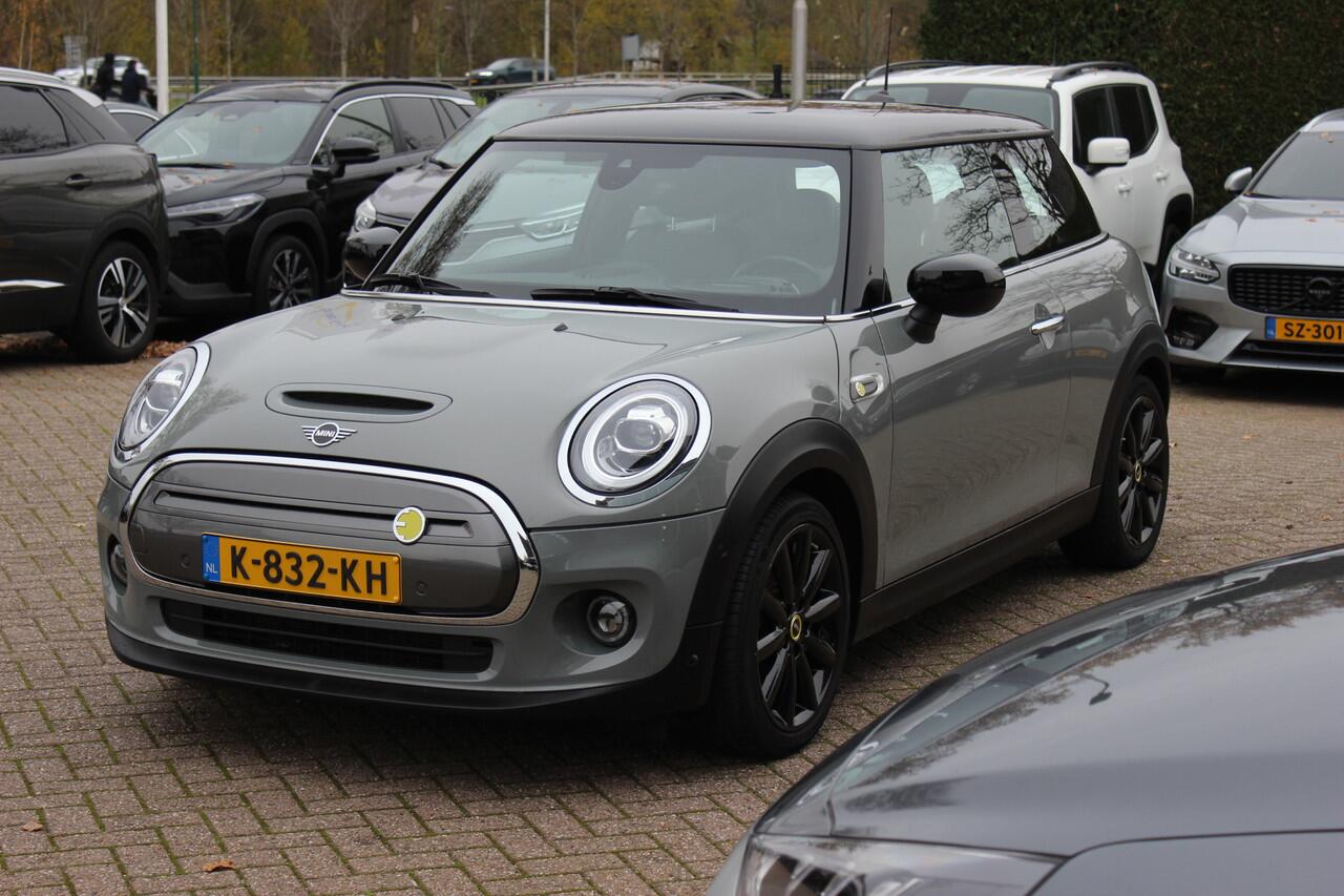 Mini Electric Mini Charged 33 kWh / SOH 95.1% / Camera / Head-up / Leder / Harman Kardon / Keyless / 17'' / CarPlay / Stoelverwarming / Matrix LED / DAB / Cruise Control