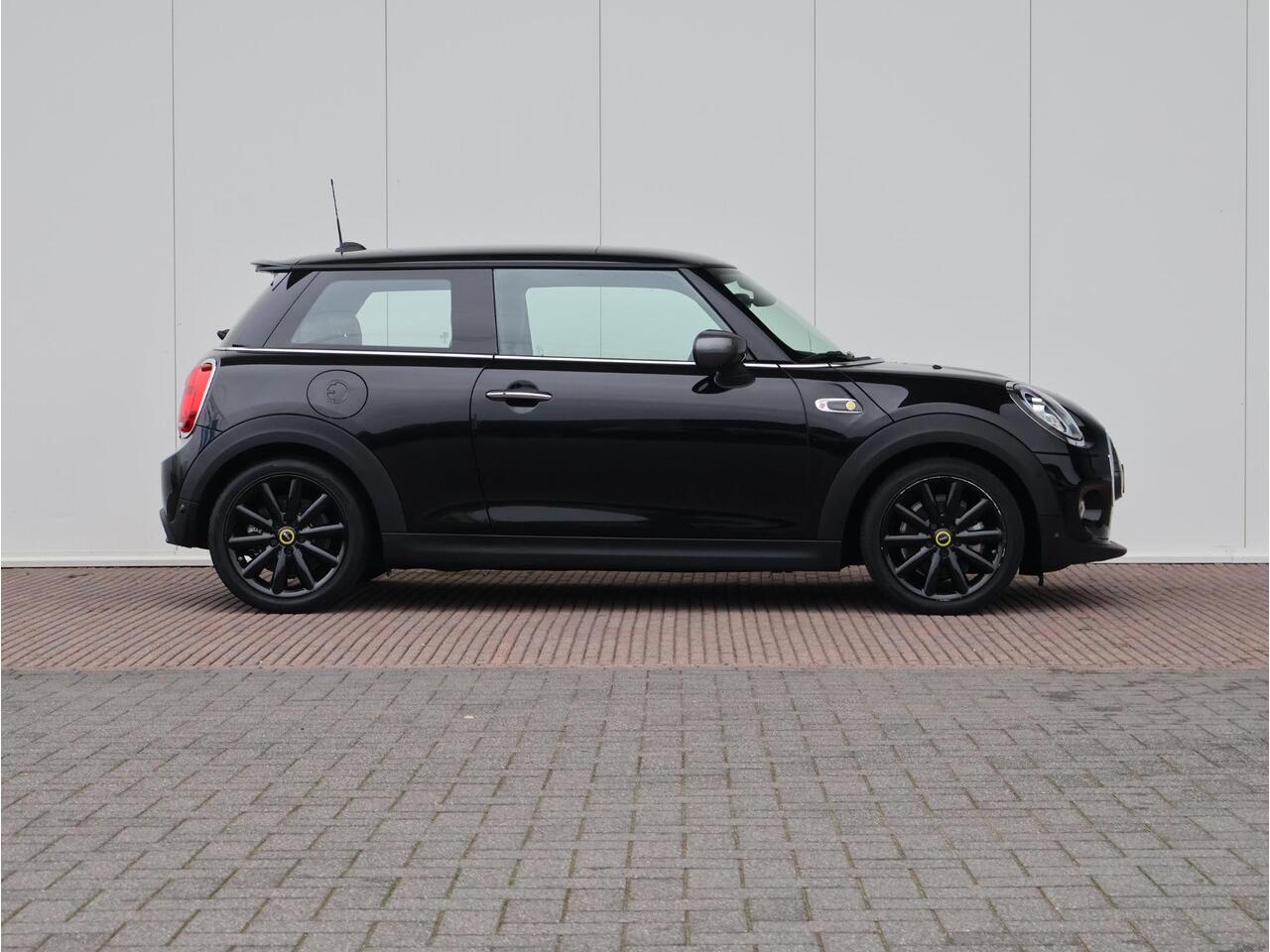 Mini Electric Mini Charged 33 kWh Harman Kardon/ Comfort Access/ Achteruitrijcamera/ Parkeersensoren voor én achter/ Climate Control/ Stoelverwarming/ LED koplampen