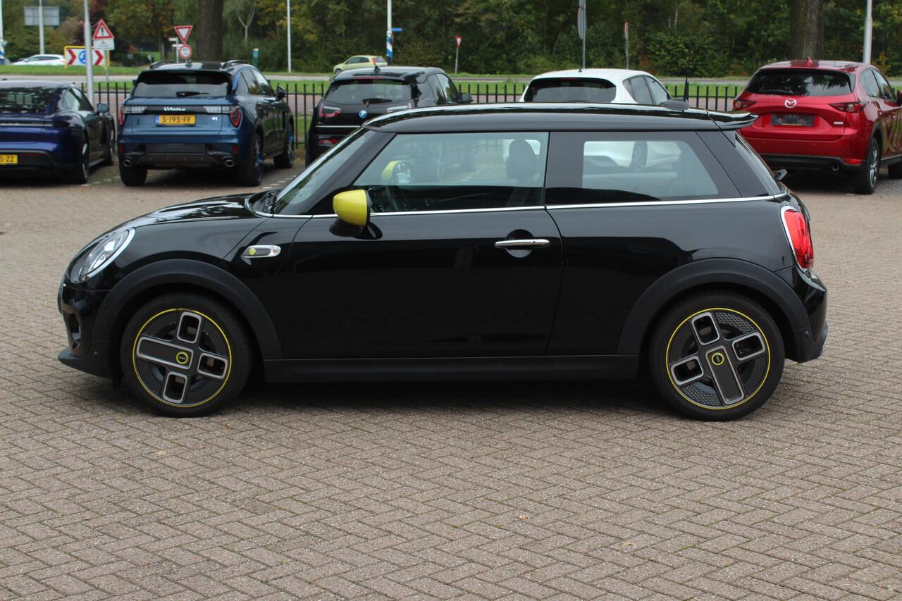 Mini Electric Mini Charged 33 kWh / SoH 95.8% / Camera / Head-up / Leder / Harman Kardon / Keyless / 17'' / CarPlay / Stoelverwarming / Matrix LED / DAB / Cruise Control