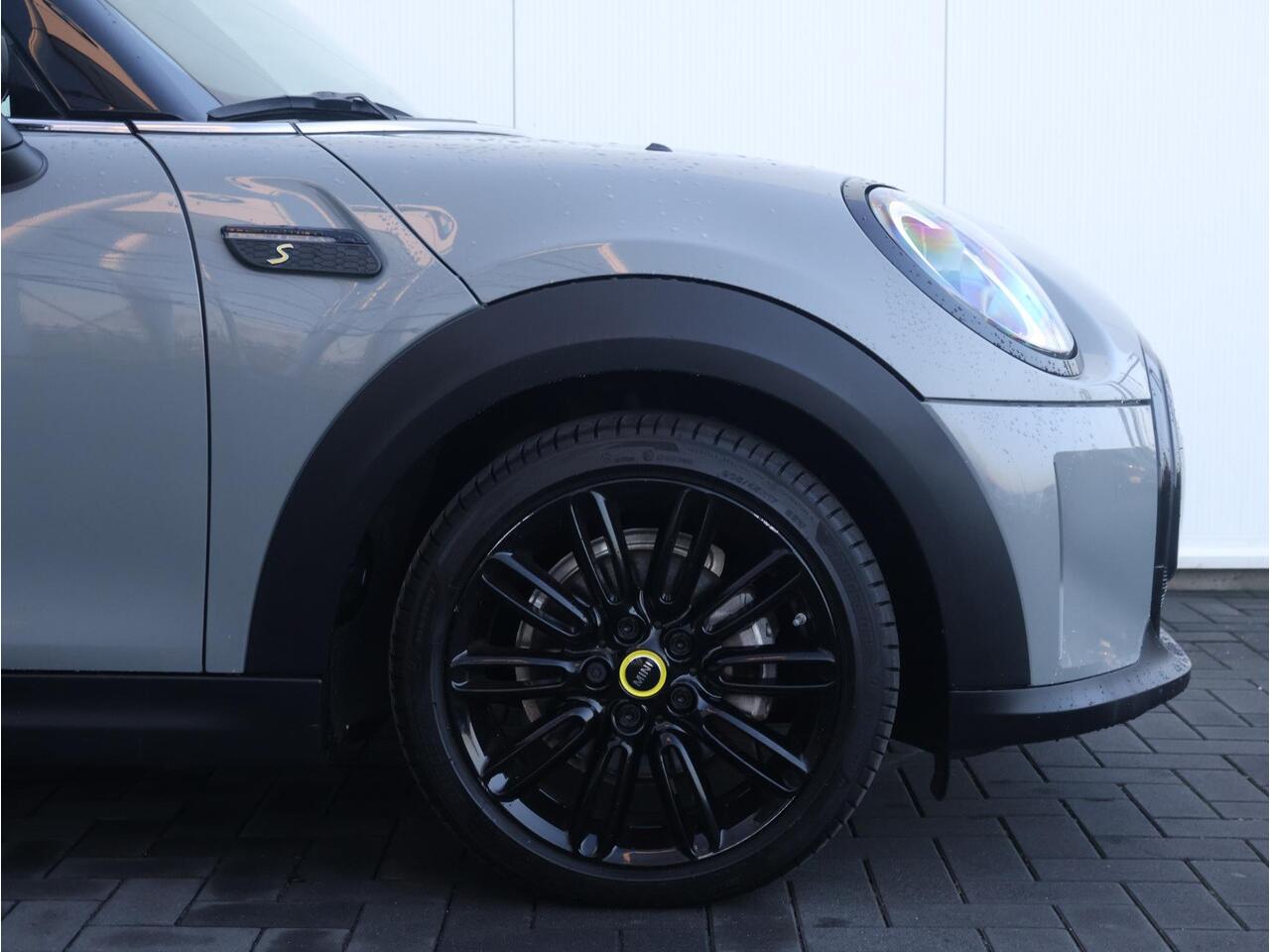 Mini Electric Mini Business Edition 33 kWh Achteruitrijcamera/ Comfort Access/ Panoramadak/ Sportstoelen/ Stoelverwarming/ Cruise Control/ Stuurwiel verwarming