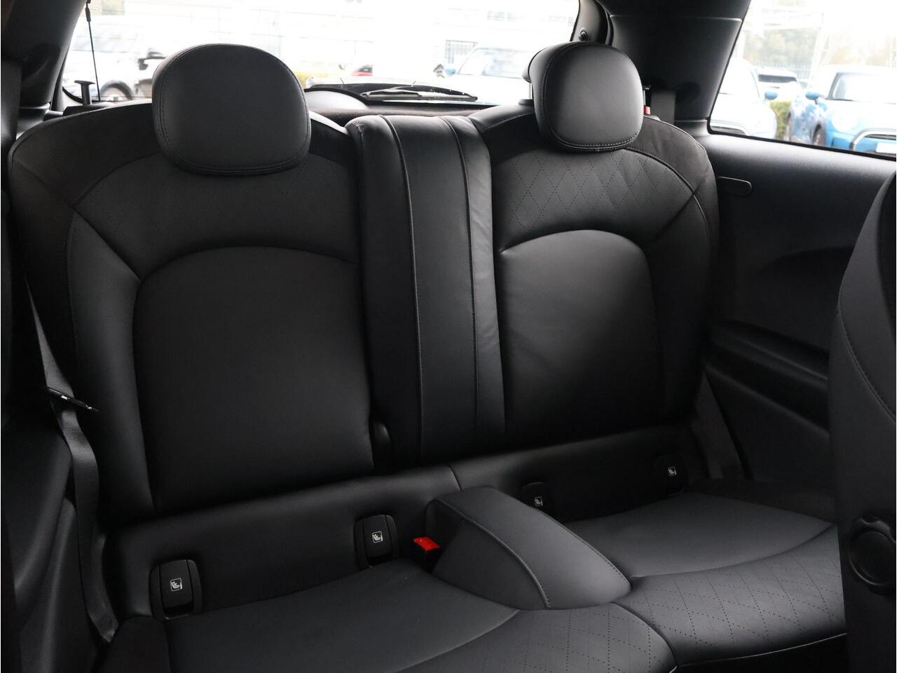 Mini Electric Mini Charged 33 kWh Harman Kardon/ Comfort Access/ Achteruitrijcamera/ Parkeersensoren voor én achter/ Climate Control/ Stoelverwarming/ LED koplampen