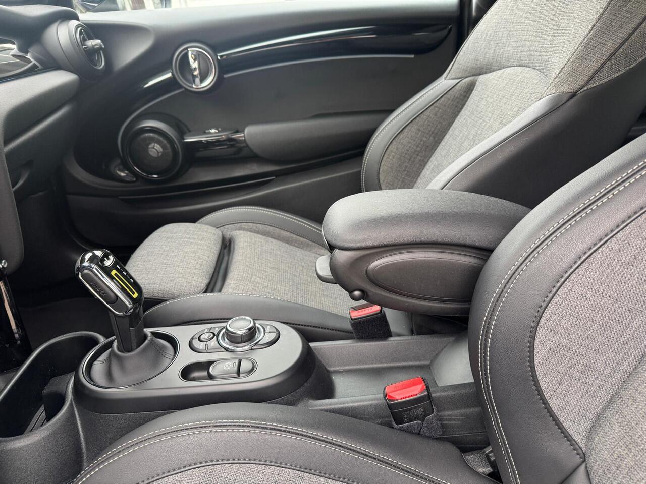 Mini Electric Cooper SE Classic 33 kWh Head-Up Harman/Kardon Panoramadak . Neem contact op en we maken een afspraak!