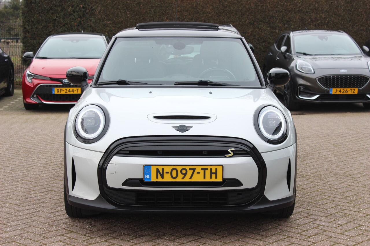 Mini Electric Mini Business Edition 33 kWh / SOH 93% / Panoramadak / Leder / Keyless / 17'' / CarPlay / Navigatie / Stuur+Stoelverwarming / Cruise Control / LED Koplampen
