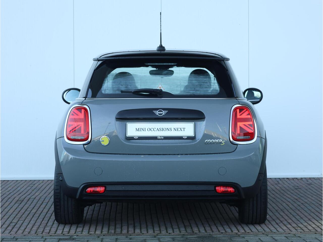 Mini Electric Mini Business Edition 33 kWh Navigatiesysteem/ Sportstoelen/ Climate Control/ Parkeersensoren/ Cruise Control/ LED