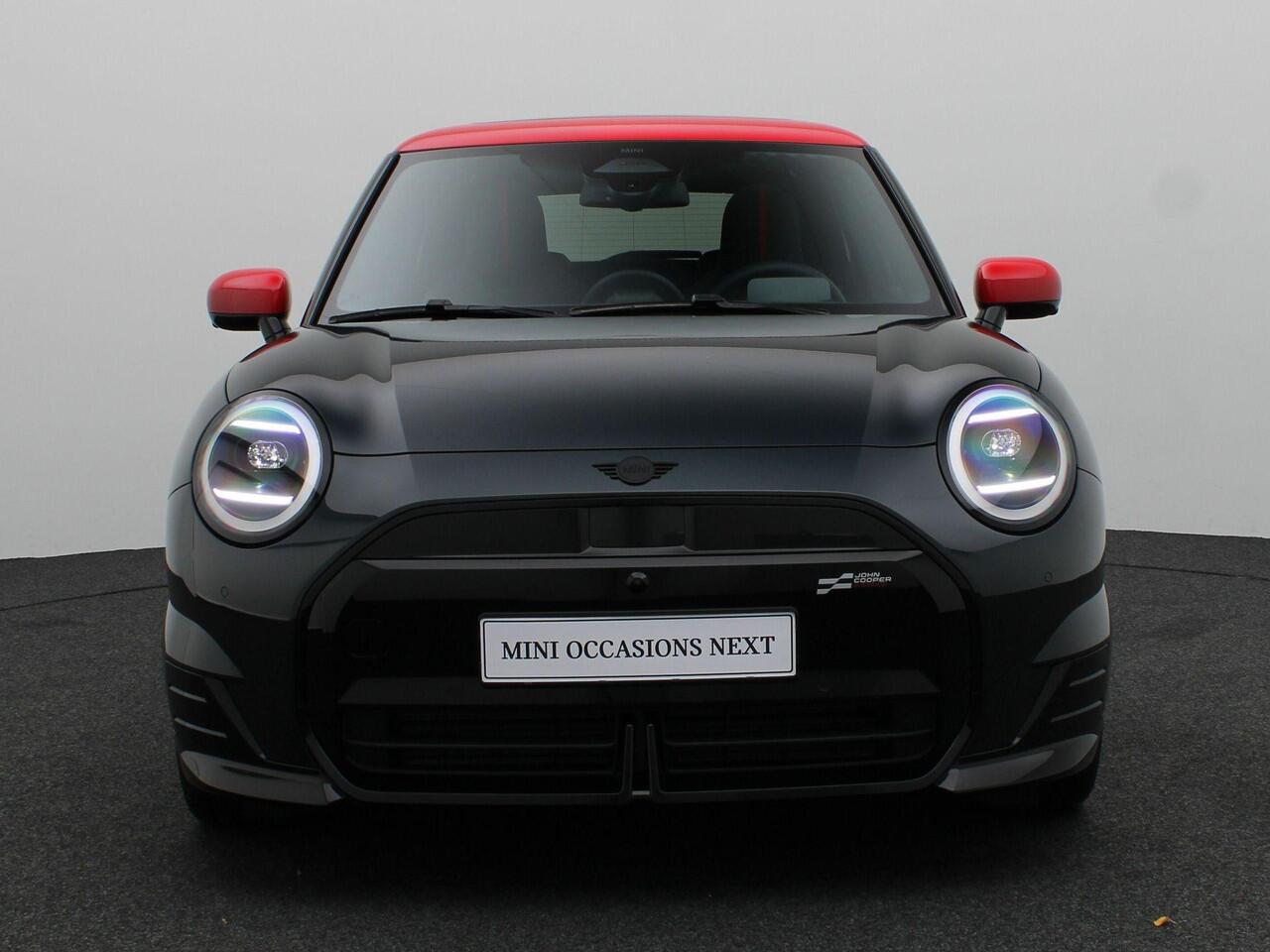 Mini Electric Cooper SE John Cooper Works + Pakket XL + Stuurwielrand Verwarmd + Panoramadak + Elektrisch Verstelbare John Cooper Works Sportstoelen + Driving Assistant Plus + Harman Kardon + 18''