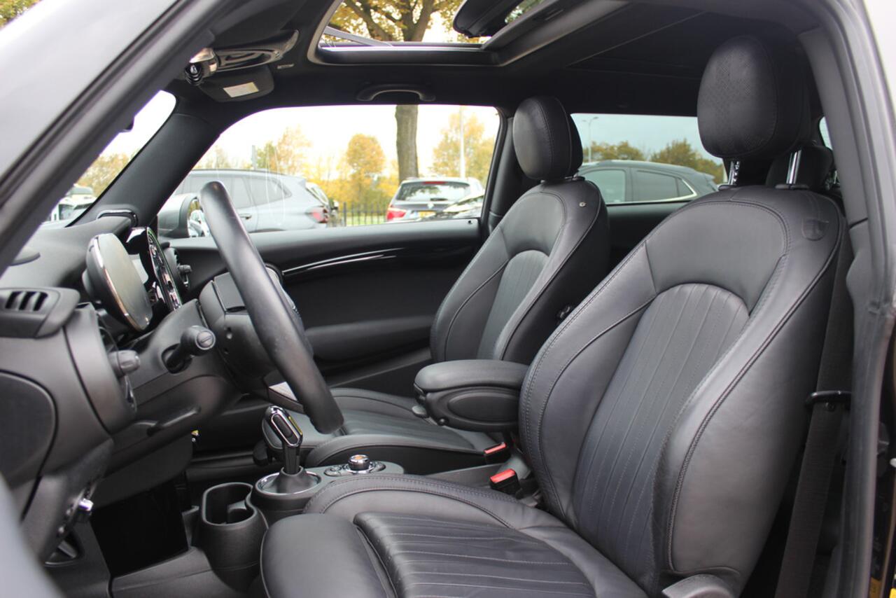 Mini Electric Mini Yours 33 kWh / SoH 95% / Full option! / Panoramadak / Camera / Head-up / Leder / Harman Kardon / Keyless / 17'' / CarPlay / Stoelverwarming / Matrix LED / DAB / Cruise Control