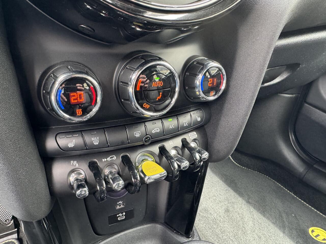 Mini Electric Cooper SE Leder, NAVI, Harman/Kardon, Head-Up, DAB, zwarte hemel, 17"spoke velgen, Camera, PDC, Climaat Control Een proefrit levert het bewijs. Neem contact op en we maken een afspraak!