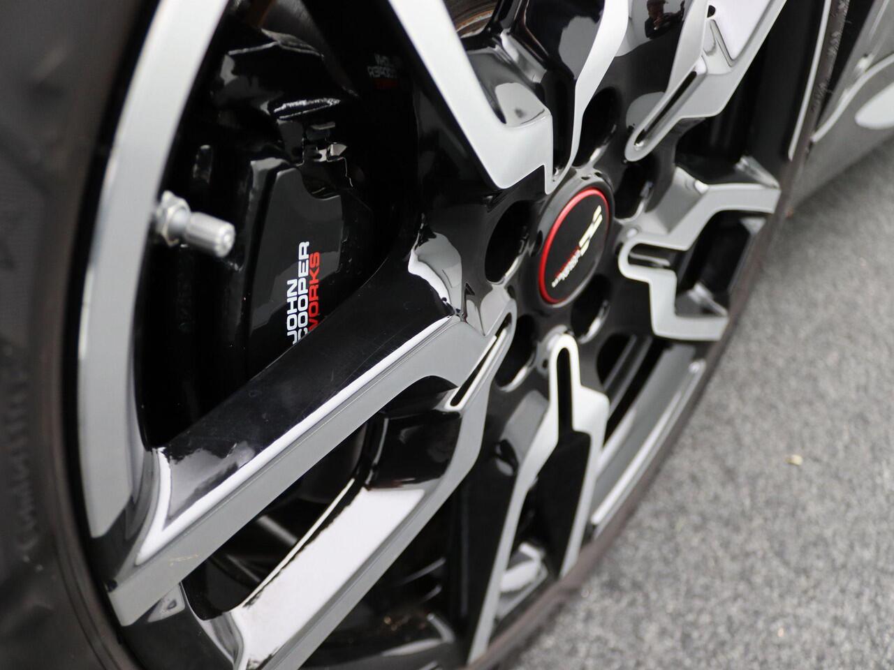 Mini Electric Cooper SE John Cooper Works + Pakket XL + Stuurwielrand Verwarmd + Panoramadak + Elektrisch Verstelbare John Cooper Works Sportstoelen + Driving Assistant Plus + Harman Kardon + 18''