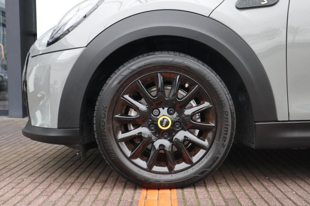 Mini Electric | Glazen Panoramadak | Volleder Chester | Stuur- en stoelverwarming | Camera | Parkeersensoren | Navigatiesysteem | NEXT