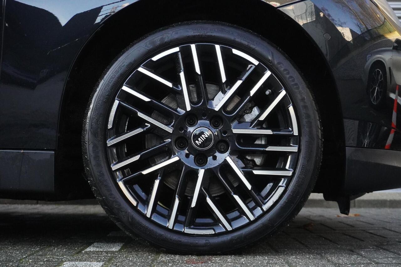 Mini Electric 3-deurs Cooper SE Favoured Trim | Pakket M | Stuurwielrand verwarmd | Glazen panoramadak | Driving Assistant | Parking Assistant | MINI Head-Up Display