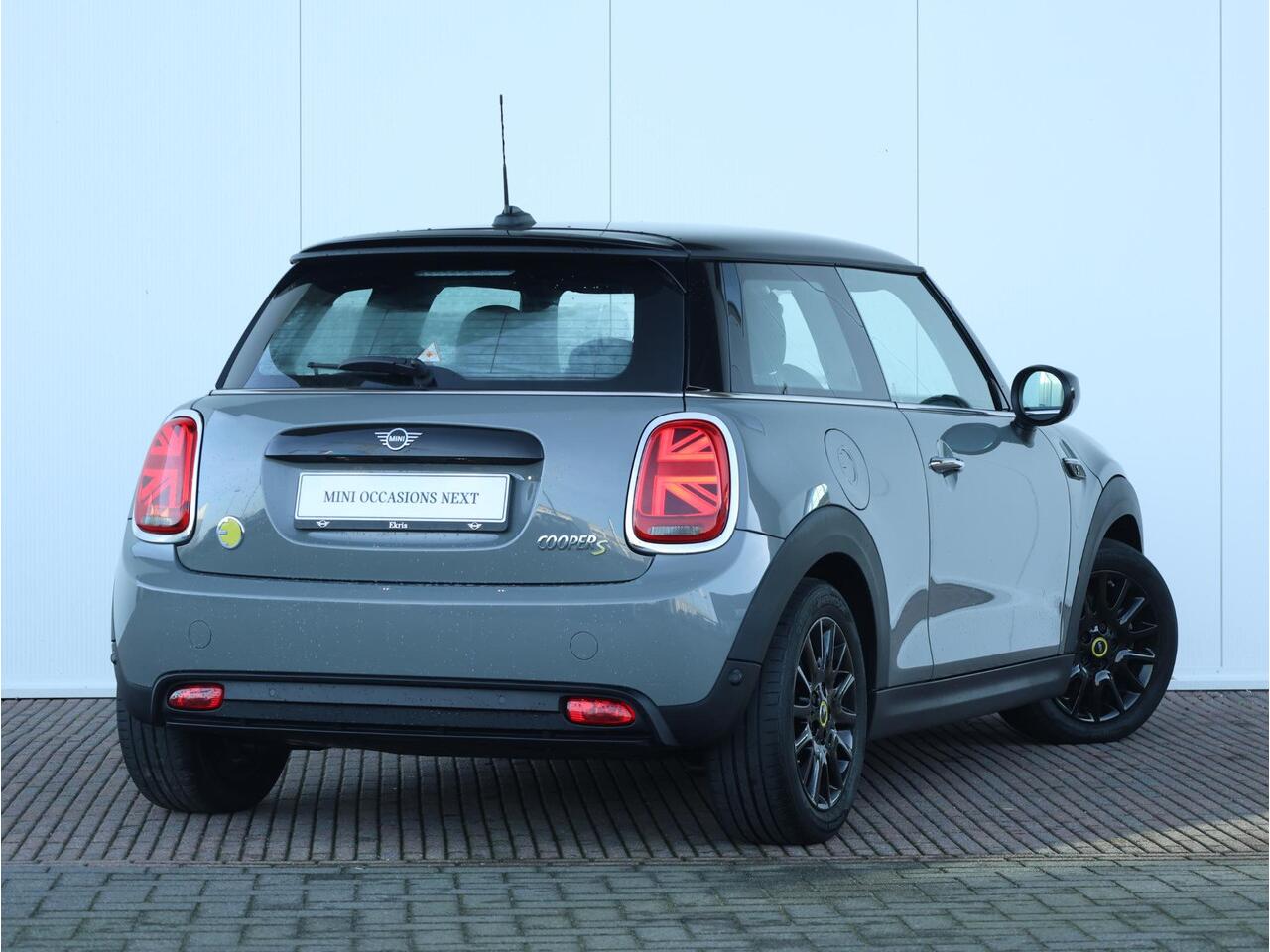 Mini Electric Mini Business Edition 33 kWh Navigatiesysteem/ Sportstoelen/ Climate Control/ Parkeersensoren/ Cruise Control/ LED