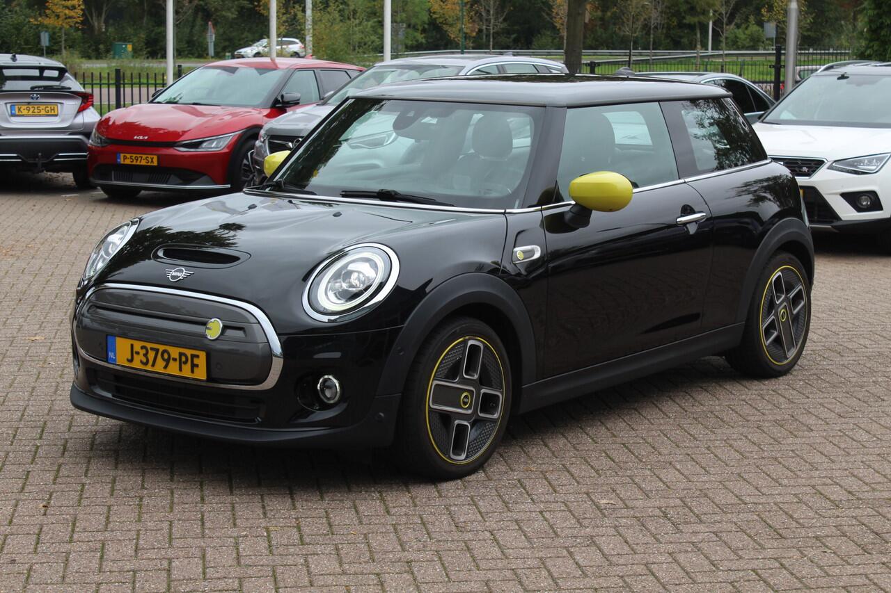 Mini Electric Mini Charged 33 kWh / SoH 95.8% / Camera / Head-up / Leder / Harman Kardon / Keyless / 17'' / CarPlay / Stoelverwarming / Matrix LED / DAB / Cruise Control