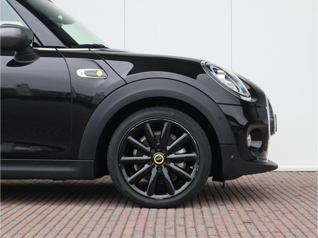 Mini Electric Mini Charged 33 kWh Harman Kardon/ Comfort Access/ Achteruitrijcamera/ Parkeersensoren voor én achter/ Climate Control/ Stoelverwarming/ LED koplampen