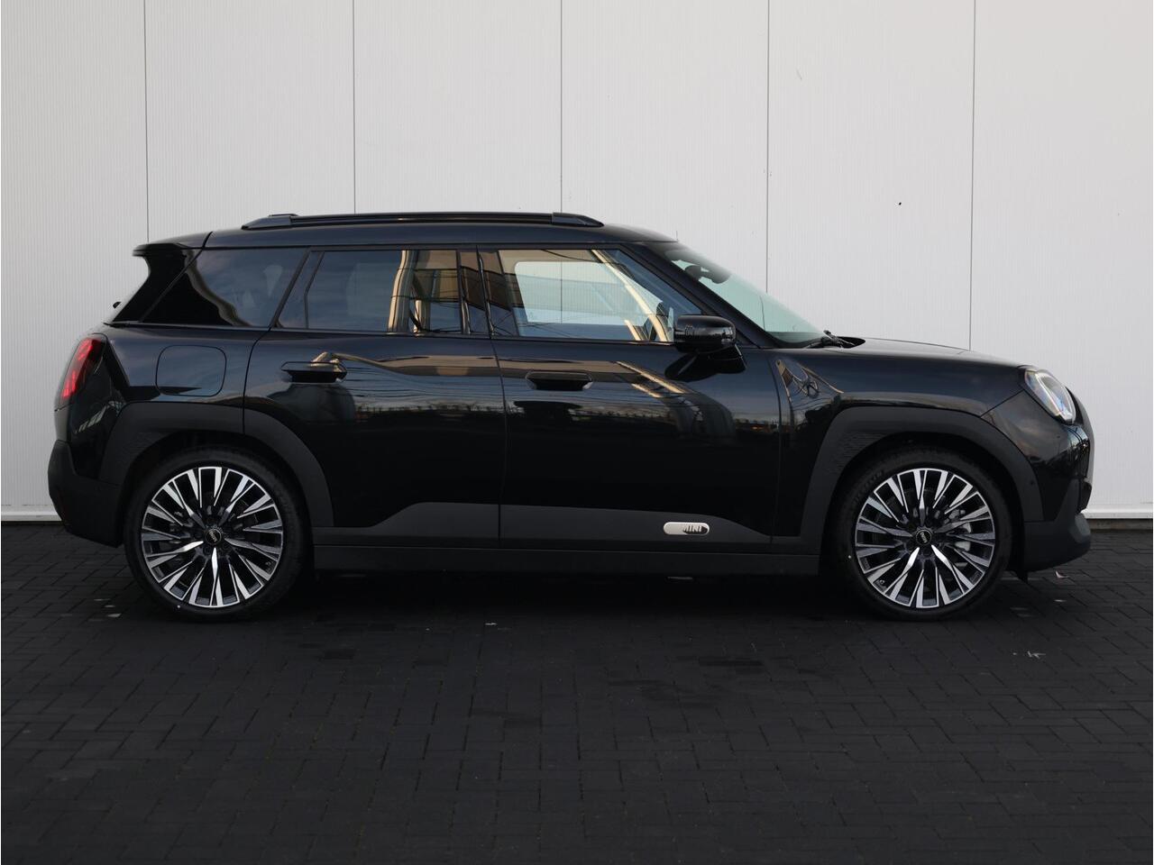 Mini Electric Mini Aceman SE Favoured XL 54.2 kWh Trekhaak Afneembaar/ Stuurwiel verwarmd/ Comfort Access/ Panoramadak/ Elektrische Stoelen met geheugen/ Driving Assistant Plus