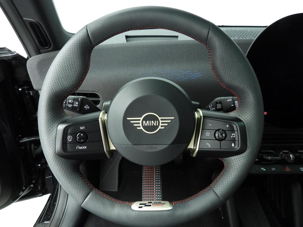 Mini Electric 3-deurs Cooper SE John Cooper Works Panoramadak / Head-up / Park assist / JCW Stoelen / Alu wielen 18 inch