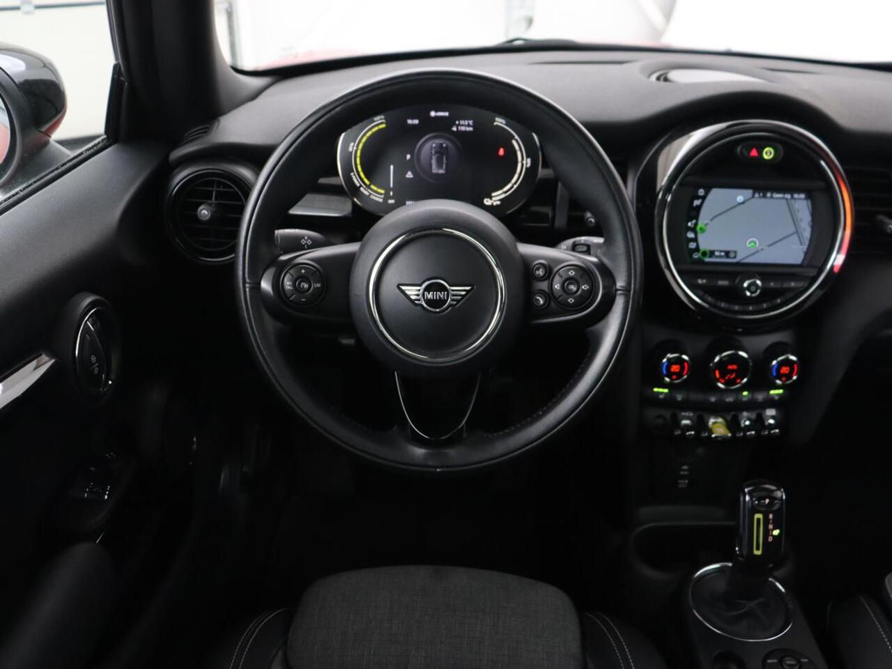 Mini Electric Edition Greenwich 33 kWh | Panoramadak | Stoelverwarming | Carplay | Navigatie | Camera | Full LED | Sportstoelen | Keyless | Climate control
