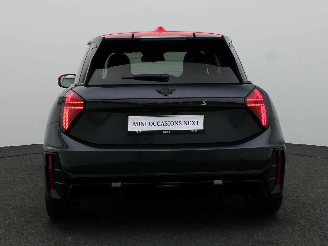 Mini Electric Cooper SE John Cooper Works + Pakket XL + Stuurwielrand Verwarmd + Panoramadak + Elektrisch Verstelbare John Cooper Works Sportstoelen + Driving Assistant Plus + Harman Kardon + 18''