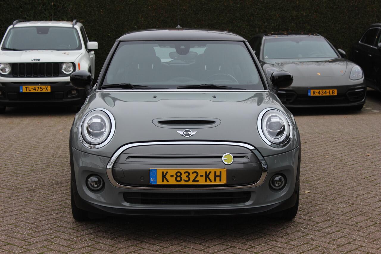 Mini Electric Mini Charged 33 kWh / SOH 95.1% / Camera / Head-up / Leder / Harman Kardon / Keyless / 17'' / CarPlay / Stoelverwarming / Matrix LED / DAB / Cruise Control