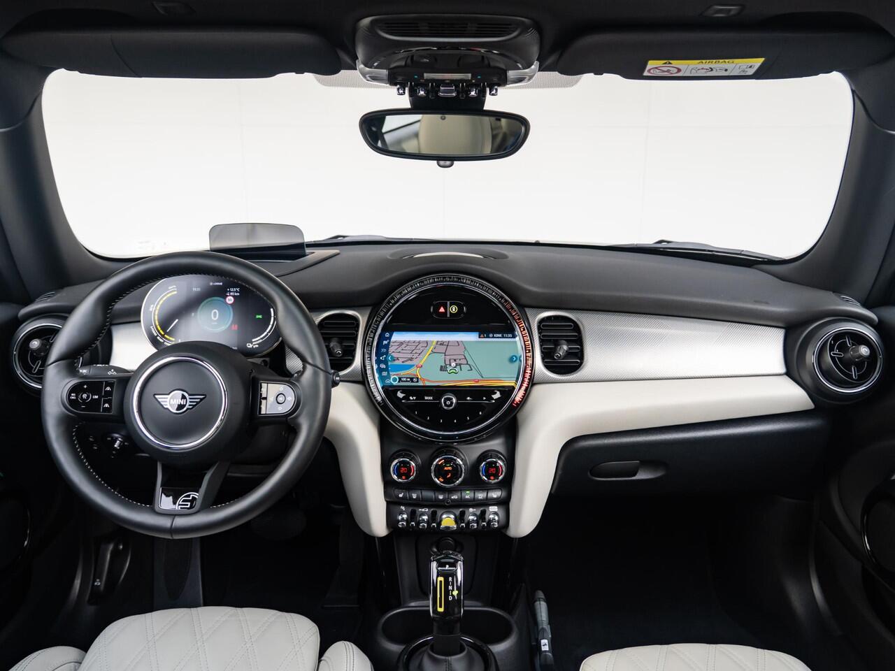 Mini Electric Cooper SE Collection + Glazen Panoramadak + Chester Leder + Achteruitrijcamera + HUD + Stuur- en stoelverwarming