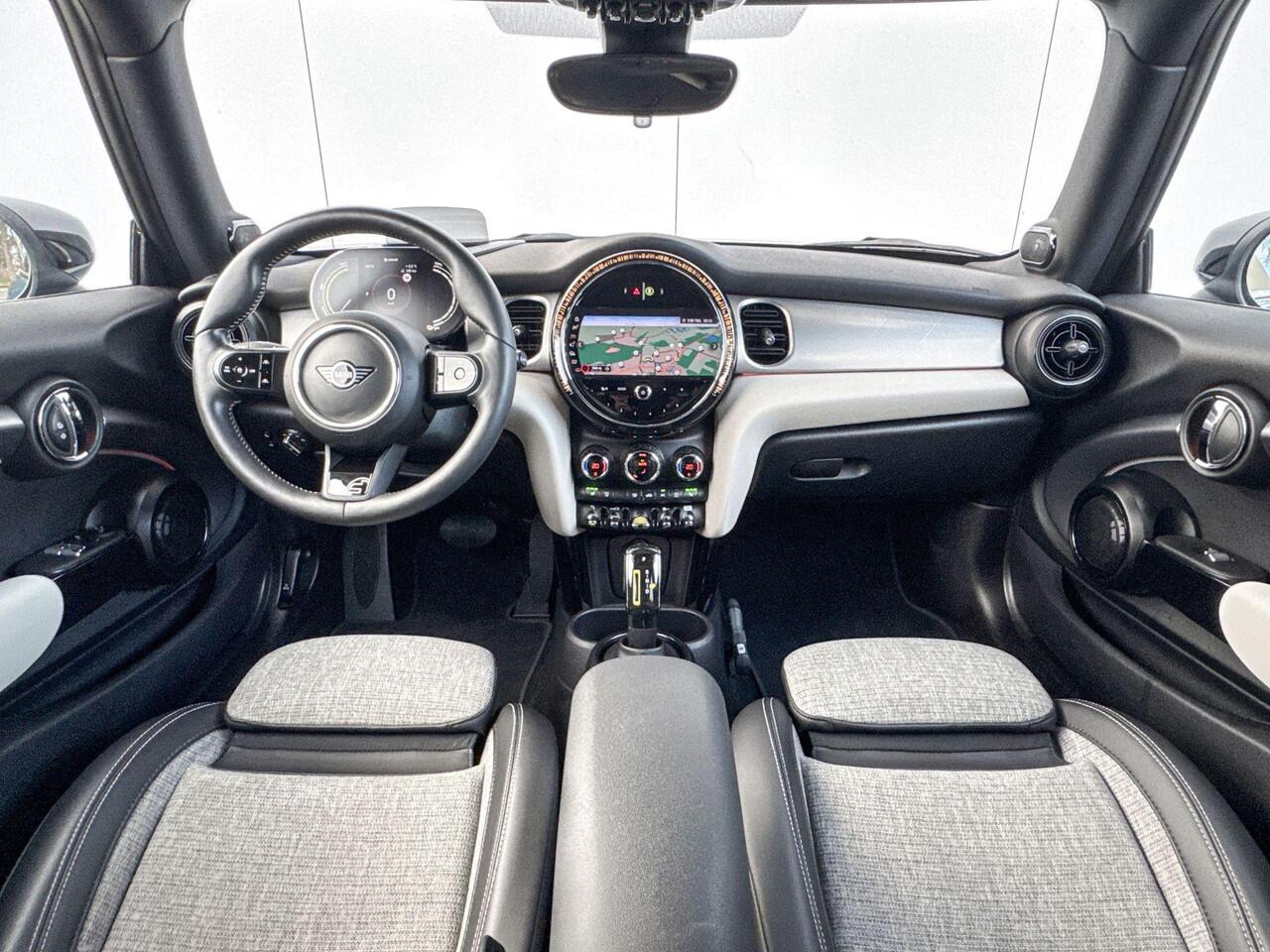 Mini Electric Collection / Harman Kardon / Head-Up / Comfort Acces / Driving Assistant Plus / Getinte Ramen / Verwarmde stoelen / Stuurwielrand verwarming / Black Pack / 17 Inch