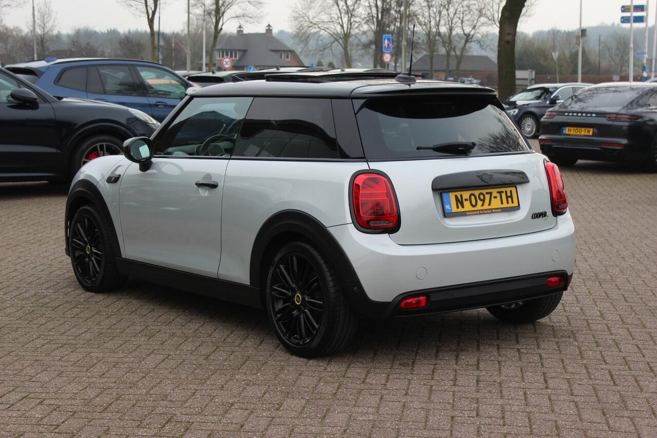 Mini Electric Mini Business Edition 33 kWh / SOH 93% / Panoramadak / Leder / Keyless / 17'' / CarPlay / Navigatie / Stuur+Stoelverwarming / Cruise Control / LED Koplampen