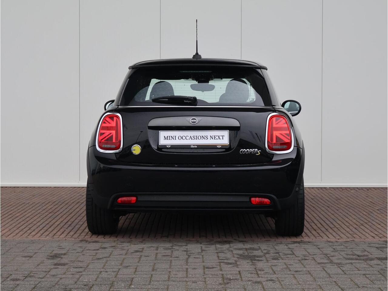 Mini Electric Mini Charged 33 kWh Harman Kardon/ Comfort Access/ Achteruitrijcamera/ Parkeersensoren voor én achter/ Climate Control/ Stoelverwarming/ LED koplampen